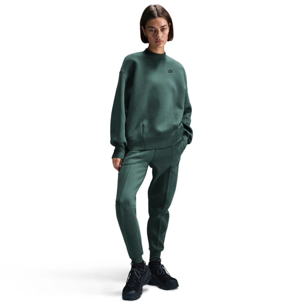 Nike Women's Sportswear Tech Fleece Oversized Crew-Neck Sweatshirt - Picture 2 of 8